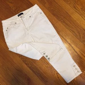 Cute Anne Klein White denim Capri pants.